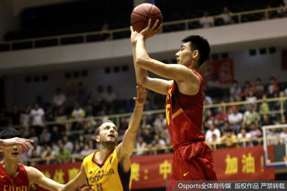 崔晋铭运球观察队友跑位，他面前的防守球员张开双臂严阵以待，整个场地的空气仿佛都凝固了。