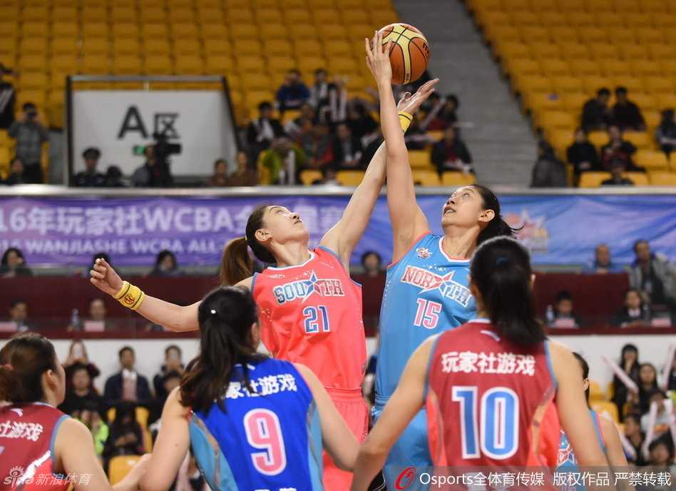 裁判高高抛起篮球，南北区两位代表中圈跃起，手臂舒展，全明星大战一触即发的紧张瞬间。