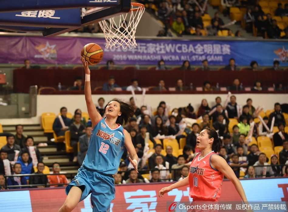 姬晓在场上握拳呐喊，眼神坚定充满斗志，正用饱满的激情鼓舞着身边的每一位队友。