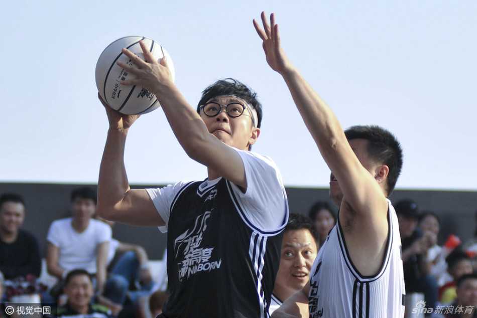 双鹏聚鹏城:兄弟篮球,爱心接力 场上两人欢乐对位,王仕鹏利用经验卡住身位,董成鹏则在身后奋力干扰,表情既认真又带有一丝喜感,完美诠释了“友谊第一,比赛也精彩”的欢乐氛围。