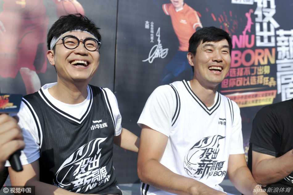 双鹏聚鹏城:兄弟篮球,爱心接力 活动结束后,两位大鹏并肩站在场边合影留念,脸上洋溢着运动后的舒畅与因公益而聚首的满足感,身后的球场见证了这一场关于篮球与爱心的欢乐聚会。