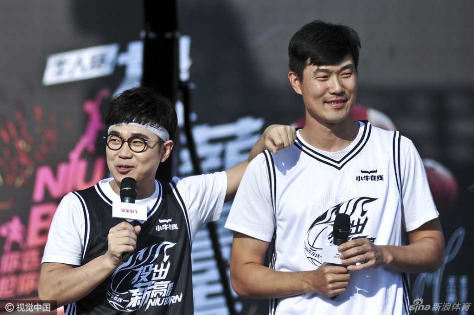 双鹏聚鹏城:兄弟篮球,爱心接力 王仕鹏在场上持球进攻,他的眼神专注,面对前队友的防守,仿佛又回到了昔日的赛场,举手投足间尽显昔日国手风范。