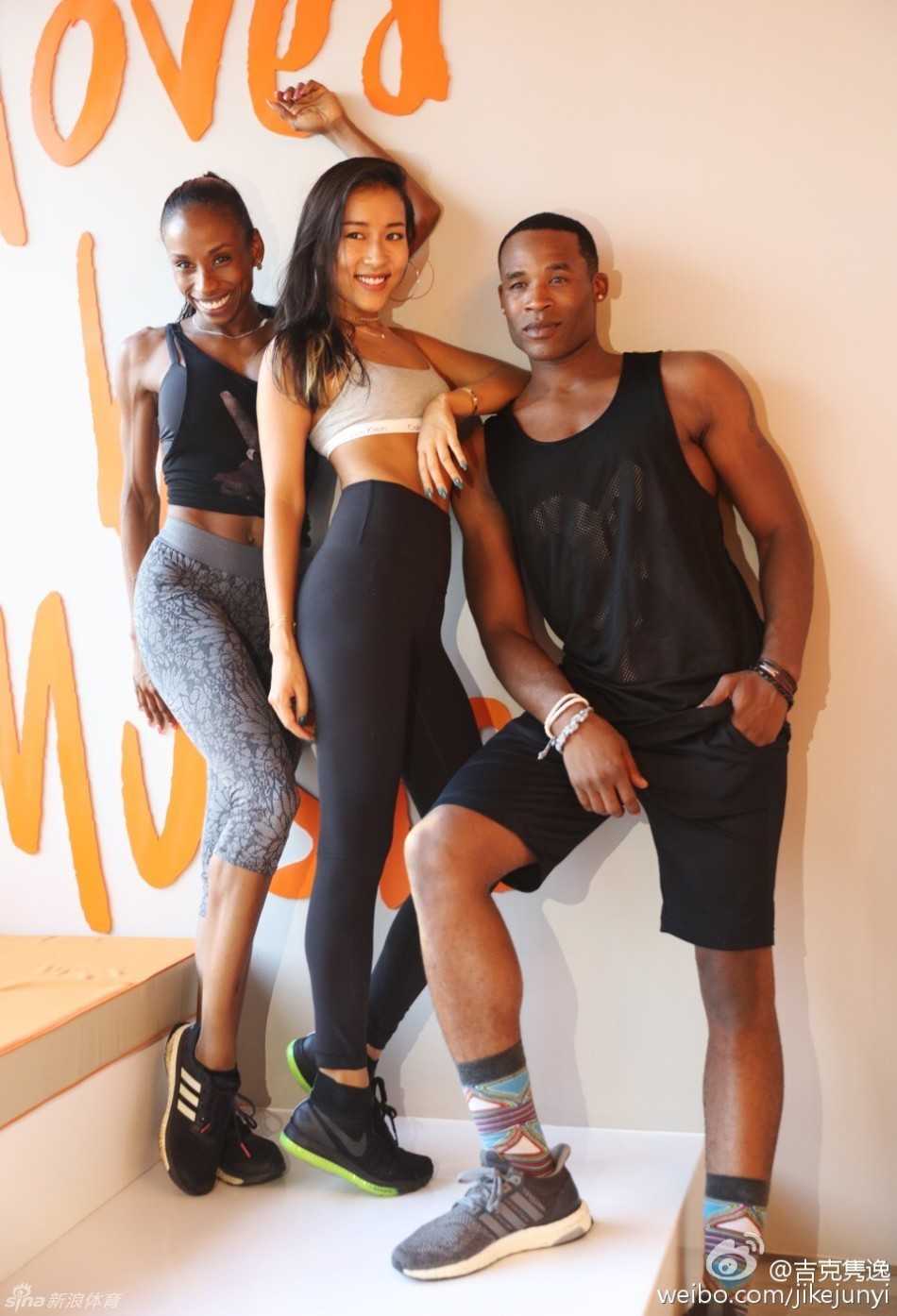 吉克隽逸的野性美学:雕刻性感曲线,从单车苦训到盛装助威中国男篮 吉克隽逸在动感单车上奋力疾驰,表情专注而坚毅,大腿肌肉在蹬踏动作中展现出结实的轮廓,汗水浸湿了鬓角的碎发,完美诠释了力量与美的结合