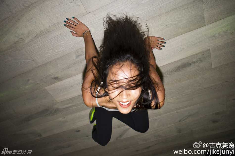 吉克隽逸的野性美学:雕刻性感曲线,从单车苦训到盛装助威中国男篮 吉克隽逸在一组运动写真中展现完美身材,她侧身回眸,背部与臀部的线条形成完美的沙漏型曲线,皮肤呈现健康的古铜色,眼神自信而坚定