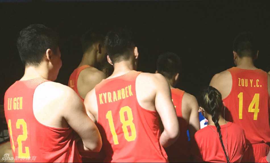 吉克隽逸红衣助阵男篮出征 最萌身高差点亮里约奥运前夜 吉克隽逸混在中国男篮队员中间合影,仿佛误入巨人国的精灵,她竖起大拇指,在一片红色的海洋中为中国男篮注入活力。