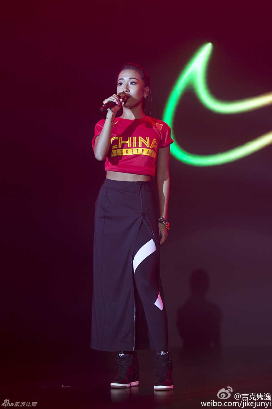 吉克隽逸红衣助阵男篮出征 最萌身高差点亮里约奥运前夜 吉克隽逸在壮行仪式上放声高歌《即刻出发》,充满力量的演唱仿佛为即将出征的中国男篮注入了无穷的动力与激情。