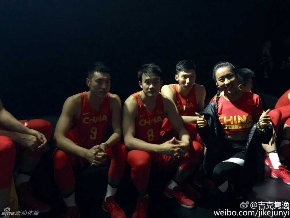吉克隽逸红衣助阵男篮出征 最萌身高差点亮里约奥运前夜 台下合影时,吉克隽逸笑容灿烂地坐在男篮队员中间,她身上那抹红色不仅是中国队的象征,也点燃了现场热烈的助威气氛。