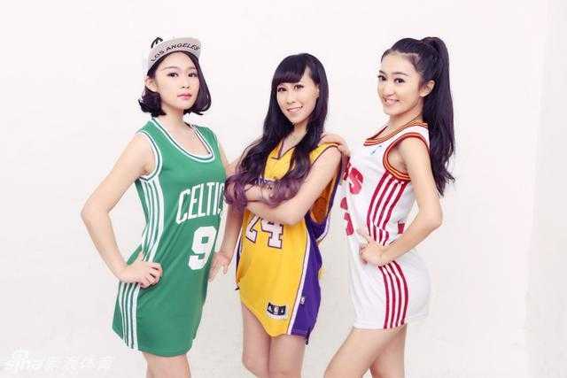 吉林东北虎拉拉队姐妹花主场蓄力,绽放魅力风采 休息间隙,两位队员亲密相依,自然的神态流露出真挚友谊,与赛场上的火热形成温馨对比。