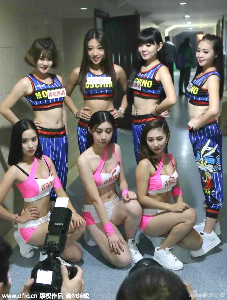 赛后拉拉队员与东北虎吉祥物合影，大家摆出胜利手势，笑容如花，场面十分有爱。