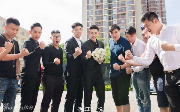 吉林男篮锋卫王镤大婚 身高两米硬汉抱得美人归 新郎新娘在婚礼舞台上深情拥吻,背景是璀璨的灯光和浪漫的花艺装饰,将这一刻的甜蜜永远定格