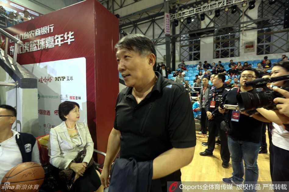 战神刘玉栋在嘉年华现场露出难得一见的轻松笑容，这位在赛场上以铁血意志著称的名宿，此刻享受着老友重逢的喜悦