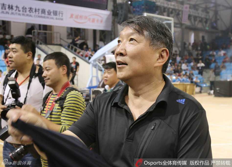 昔日中国男篮移动长城之一的王治郅现身长春，面带微笑与球迷打招呼，追风少年虽已退役，但风采依旧