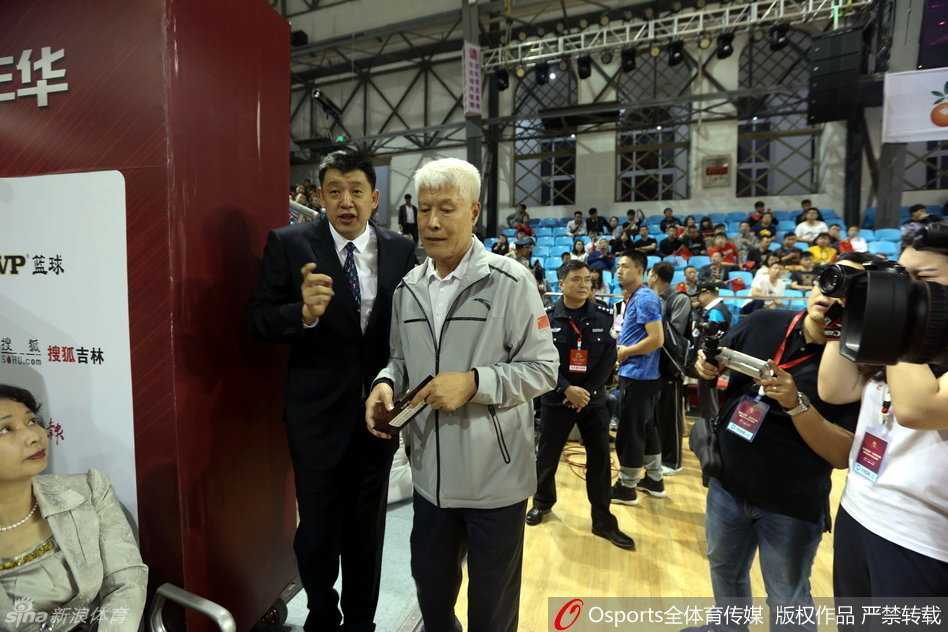 吉林篮球嘉年华现场，名宿们集体向球迷致意，背后的大屏幕记录着吉林篮球六十年的光影，这一刻，传承与感恩在体育馆内永恒定格