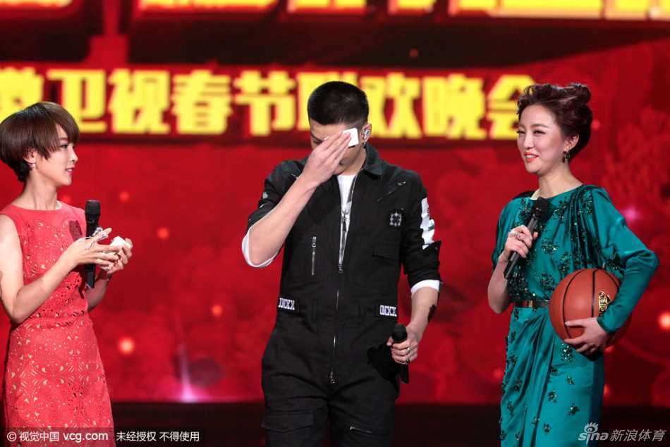 吴亦凡手持篮球认真签名，将这份篮球礼物赠送给幸运观众或粉丝