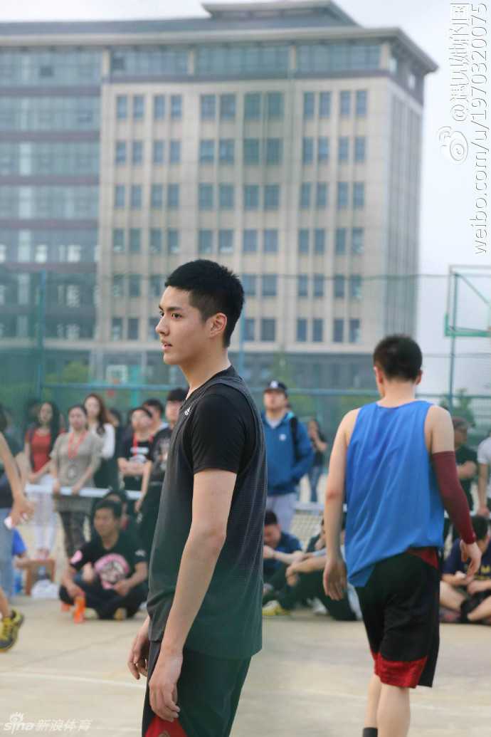 吴亦凡在对抗中拿球，坚实的臂膀和挺拔的身姿在球场上格外醒目，展现出极佳的身体素质和篮球运动天赋。