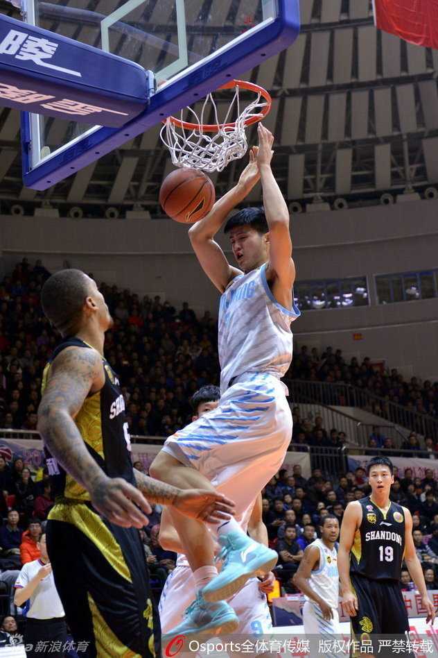 比斯利在底线附近用一个灵巧的转身试图摆脱防守，但裁判的哨声响起，他踩到了边线，脸上露出一丝无奈的表情。