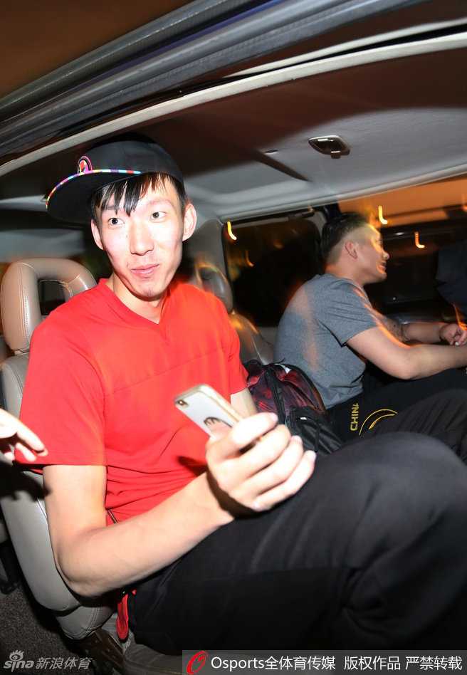 走进基地大堂的周琦，脸上笑意盈盈，眼神里透着光。他手里拿着一件外套，整个人看起来比几个月前离队时明显壮实了一圈，精神状态格外饱满，仿佛在告诉镜头‘美国的汗没白流’。