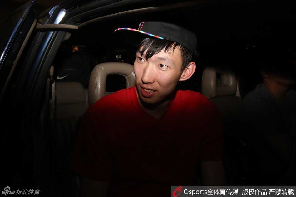 训练结束后，周琦独自坐在场边拉伸，夕阳透过窗户洒在他身上。他手里拿着水瓶，若有所思地看着远方，那目光仿佛已经穿越时空，投向了里约热内卢的篮球馆。