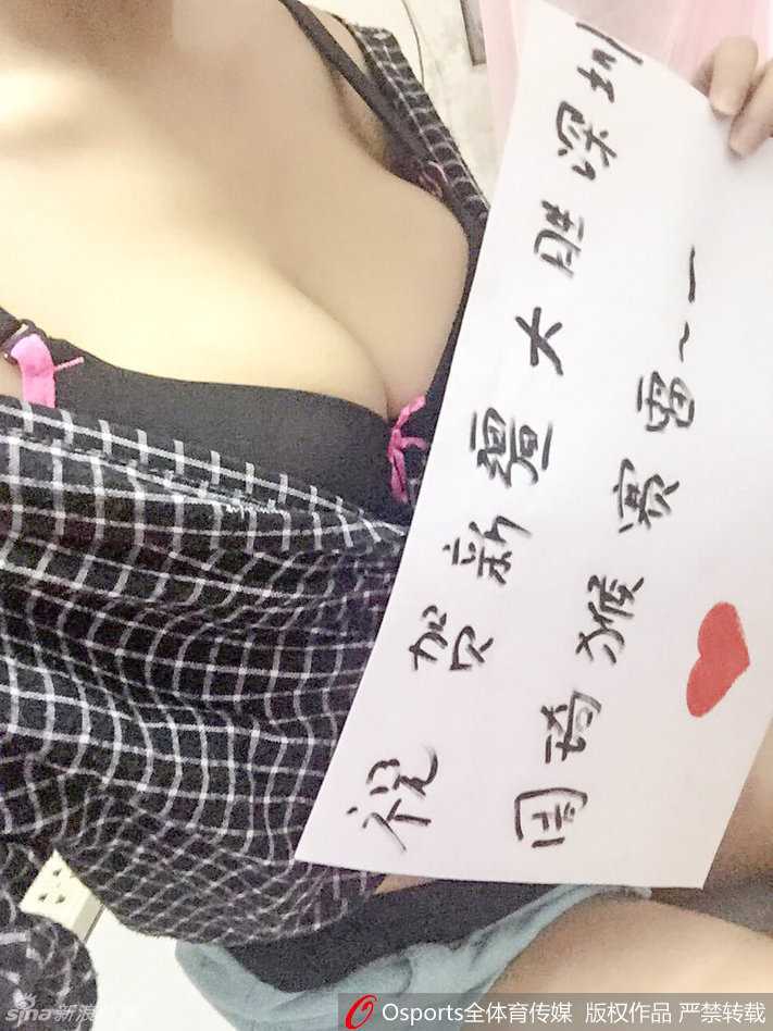 身披新疆战袍的周琦在深圳队内线群中高高跃起，犹如鹤立鸡群，他那修长的双臂如同大鹏展翅，以一记势大力沉的单手劈扣终结进攻，让全场球迷瞬间陷入沸腾。