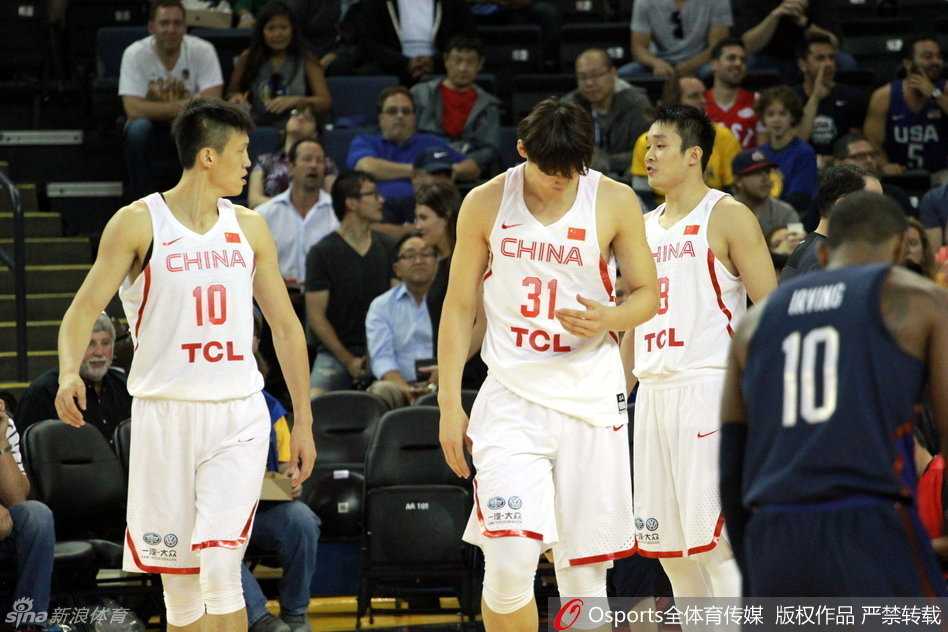 赵继伟压低重心，张开双臂紧贴欧文，试图用防守脚步干扰这位NBA顶级控卫的节奏。