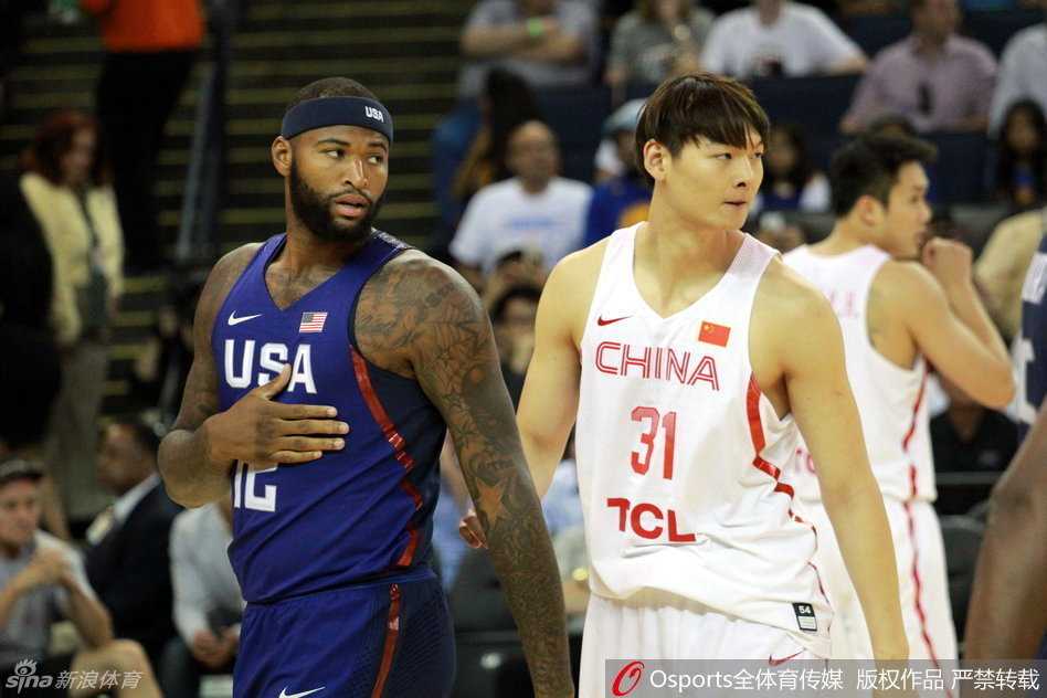 李慕豪高举双臂干扰安东尼投篮，尽管封盖未果，但他毫无畏惧地站在了世界顶级得分手面前。