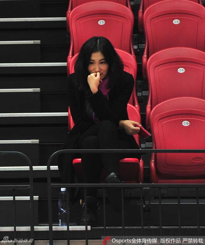 周琦女友现场观战新疆大胜八一,场边最美风景线 中场休息或比赛间隙,王欣怡整理了一下物品,似乎准备起身离开座位。她的动作优雅从容,脸上依然带着看球时的愉悦神情。