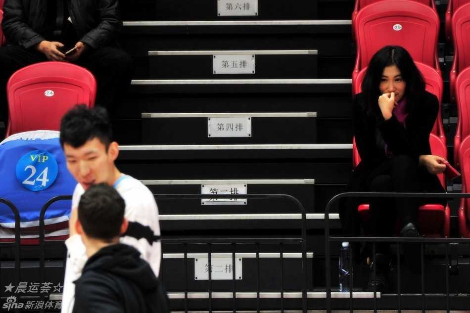 周琦女友现场观战新疆大胜八一,场边最美风景线 周琦女友王欣怡现身新疆主场看台,她一袭休闲装扮,目光温柔地凝视着远处正在热身的周琦,眼神中满是骄傲与专注。