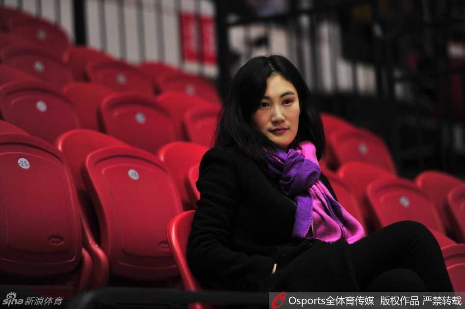 周琦女友现场观战新疆大胜八一,场边最美风景线 起身离开看台时,王欣怡的心情看起来非常不错,她面带微笑,步履轻盈。新疆队大比分领先,她的心情也如这胜利的比分一样美丽。