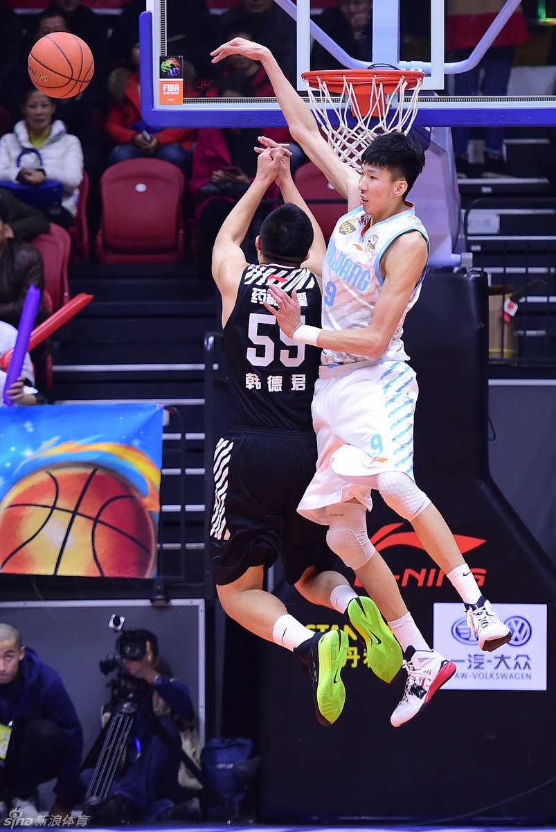 刘炜在三分线内一步急停跳投，出手动作标准流畅，眼神坚毅地注视着飞向篮筐的篮球。