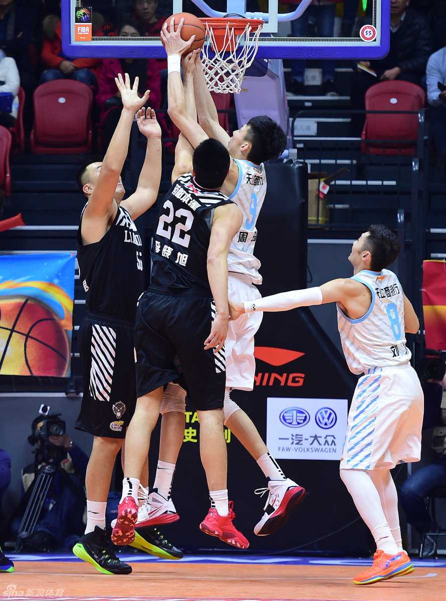 李根凭借强壮的身体强行向篮下突破，防守球员被他牢牢卡在身后，展现了坦克式碾压的进攻威力。