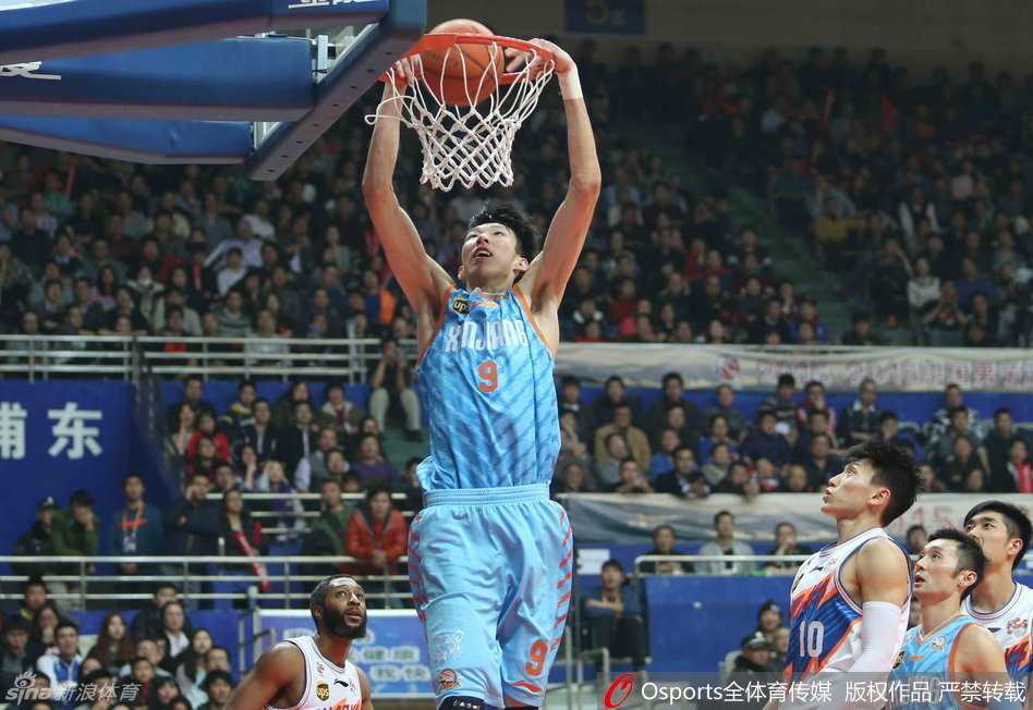 李根在低位背身单打，防守他的刘晓宇寸步不离，努力张开双臂罩住李根的投篮视线。