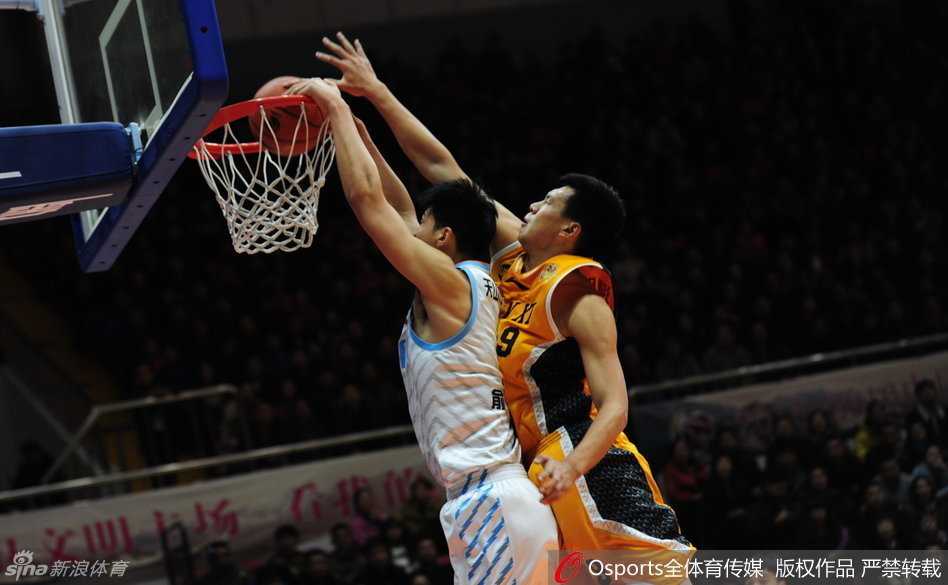 周琦在山西队两名内线头顶上演势大力沉的双手暴扣，篮筐仿佛都在颤抖
