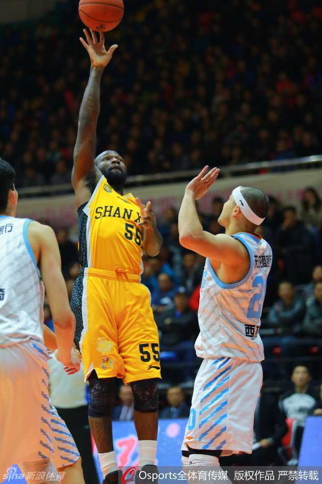 古德洛克如箭离弦般发动快攻，面对空篮轻松抛投入网