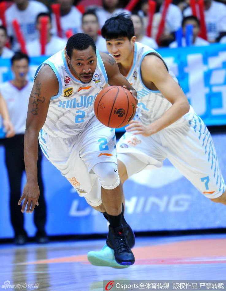 李根像推土机一样碾压式突破，扛开防守球员强行上篮