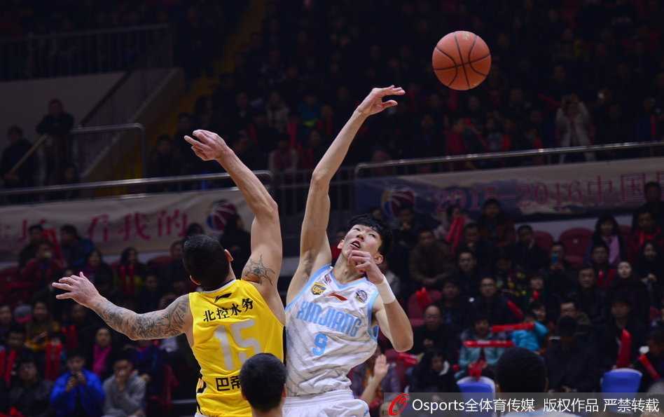 巴蒂斯塔在对手头顶强势摘板，眼神中充满对篮板的渴望