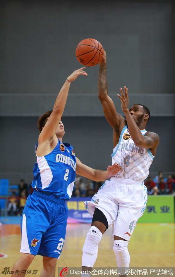 周琦篮下强突憾失绝杀 新疆复仇青岛夺热身赛胜利 完成一次成功的防守后,周琦在篮下高高跃起,单臂将球揽入怀中,脸上写满了对篮板球的绝对统治力。