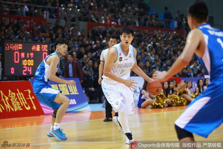 周琦篮下强突憾失绝杀 新疆复仇青岛夺热身赛胜利 面对青岛队两人起跳的遮天封盖,周琦在空中身体略微后仰,试图用一记抛射躲过防守。