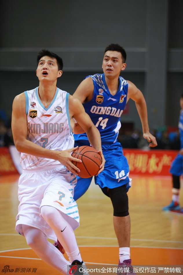 周琦篮下强突憾失绝杀 新疆复仇青岛夺热身赛胜利 混乱的篮下,周琦在两名青岛队球员的合围中强行起跳,手臂高举试图将球补进,对抗激烈仿佛火星撞地球。