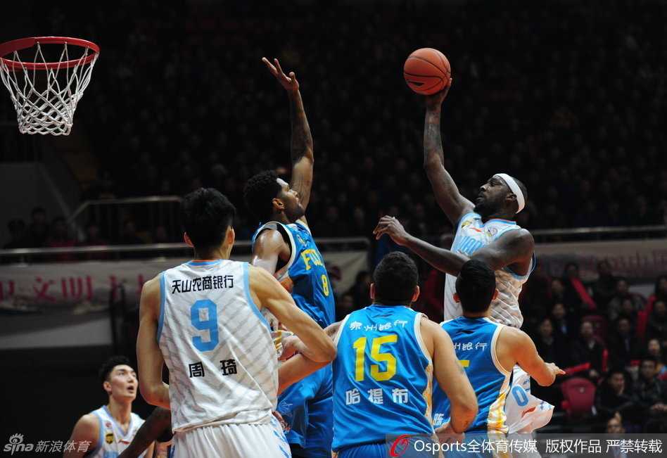 周琦遮天蔽日送火锅 布拉切率新疆铁骑踏碎紫禁勇士 布莱切在进攻端遭遇迎头大帽,落地后一脸无辜地向裁判摊手抱怨,仿佛在说这球哪有犯规。