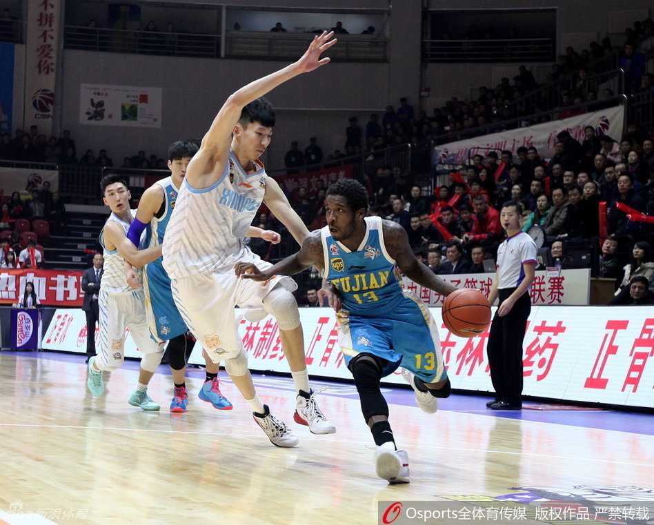 周琦遮天蔽日送火锅 布拉切率新疆铁骑踏碎紫禁勇士 李根在罚球线上神情自若,稳稳出手,这位对阵旧主的锋线悍将,用每一次得分证明着自己的价值。