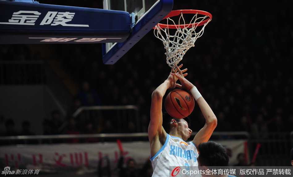 周琦遮天蔽日送火锅 布拉切率新疆铁骑踏碎紫禁勇士 刘炜老将持球突破,在行进间突然起跳,以一记骑马射箭的姿势将球稳稳送入篮筐,尽显扎实基本功。