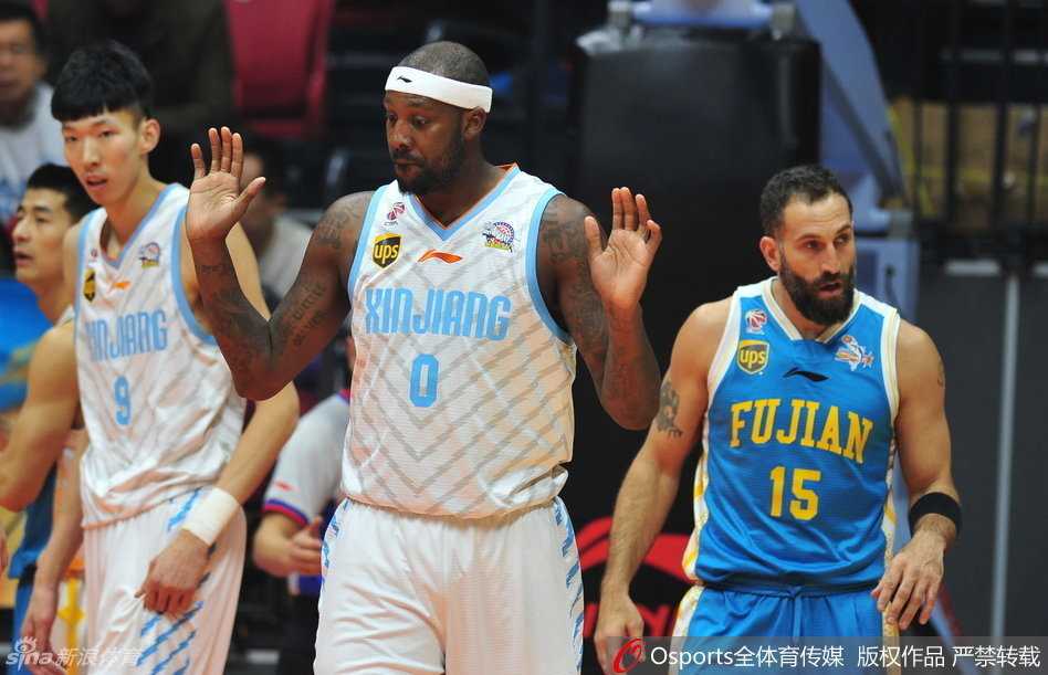 周琦遮天蔽日送火锅 布拉切率新疆铁骑踏碎紫禁勇士 周琦在篮下高高跃起,长臂舒展如同一道铁闸,送给对手一记势大力沉的强力大火锅,捍卫新疆禁区。