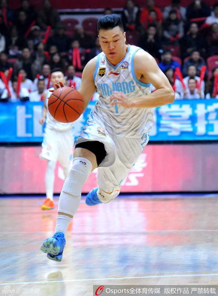 崔万军指导和可兰白克在场边偶遇，两人面带笑容亲切叙旧，昔日师徒情谊在赛场边温情流露。