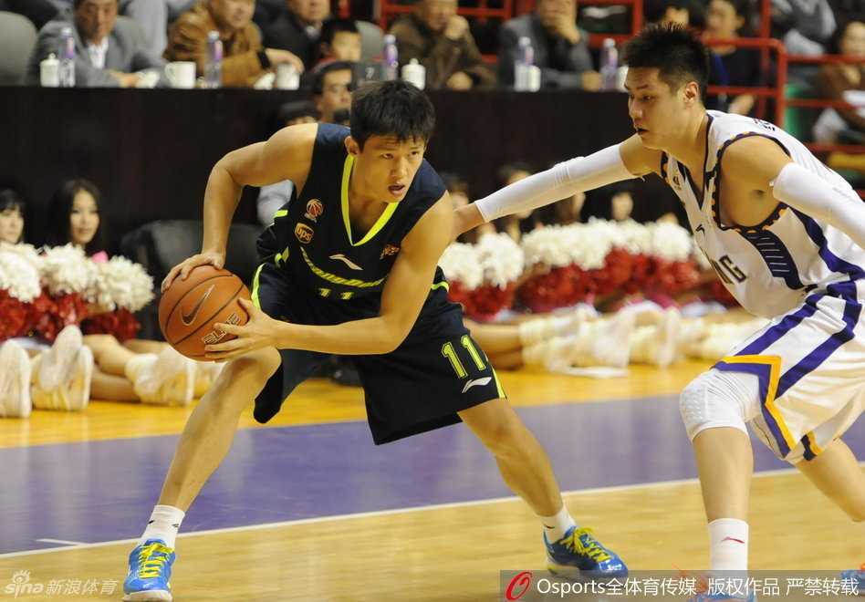 周鹏:从丹东少年到篮坛常青树,他的情缘不止于冠军 身披宏远战袍的少年周鹏在青年联赛中突破上篮,身形灵动,意气风发