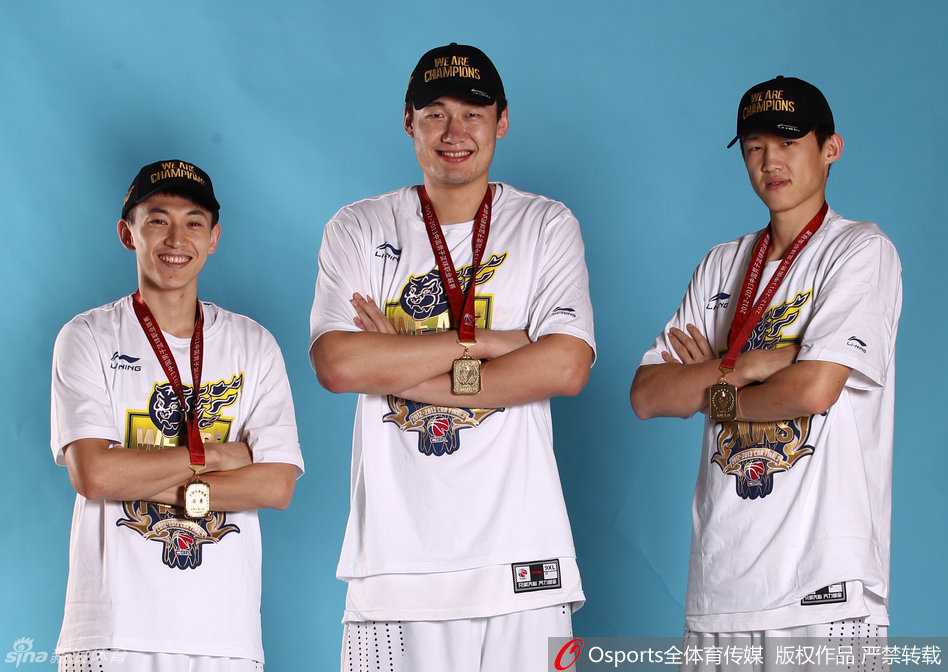 周鹏:从丹东少年到篮坛常青树,他的情缘不止于冠军 周鹏在国家队的比赛中贴身紧防对方核心球员,眼神凌厉,展现了防守尖兵的凶悍