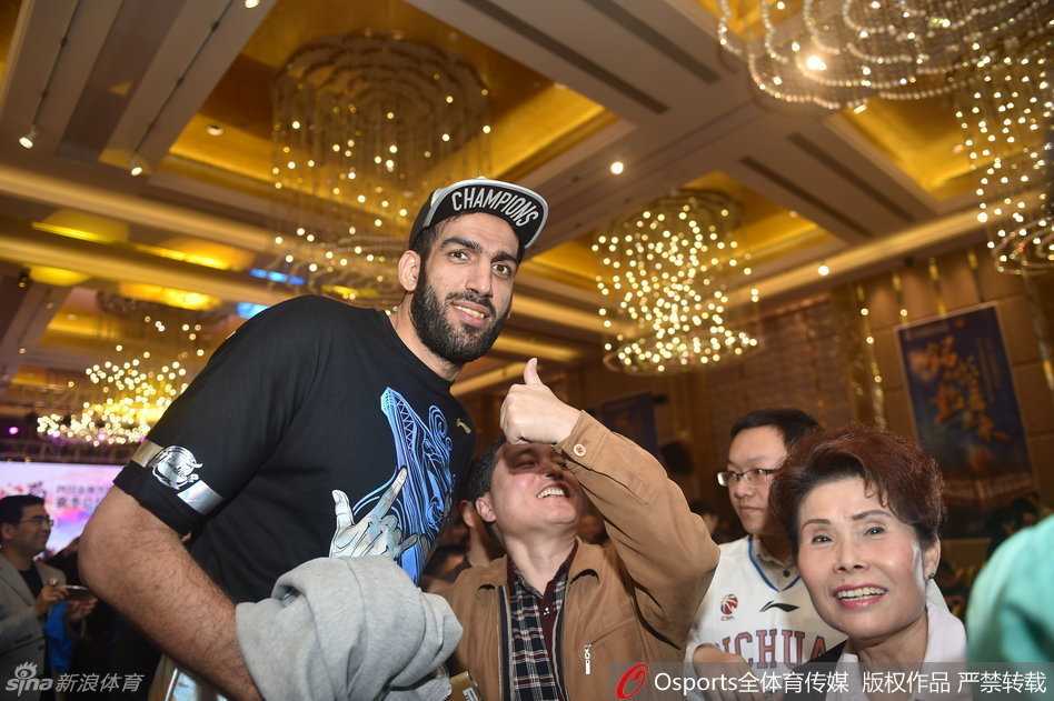 哈达迪耐心地低下头，与一位热情的四川球迷并肩合影，他脸上挂着满足的笑容，对球迷的签名要求几乎有求必应，毫无大牌球星的架子。