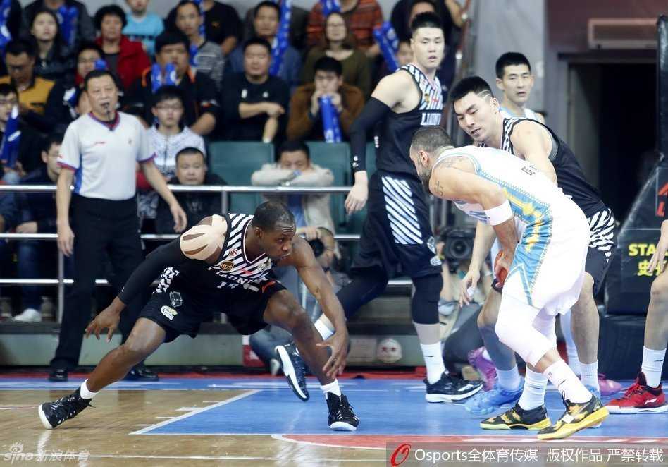 贺天举持球强行突破，利用身高优势对抗防守球员，步伐坚定地杀向福建队禁区。