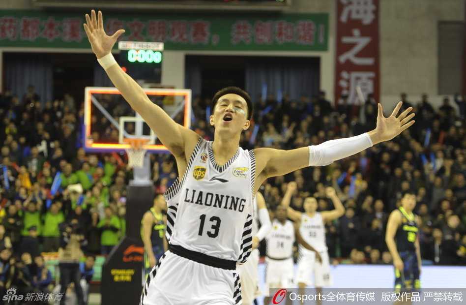 郭艾伦兴奋地与队友击掌庆祝胜利，全场球迷的欢呼声达到了顶点，这是属于辽宁队的荣耀时刻