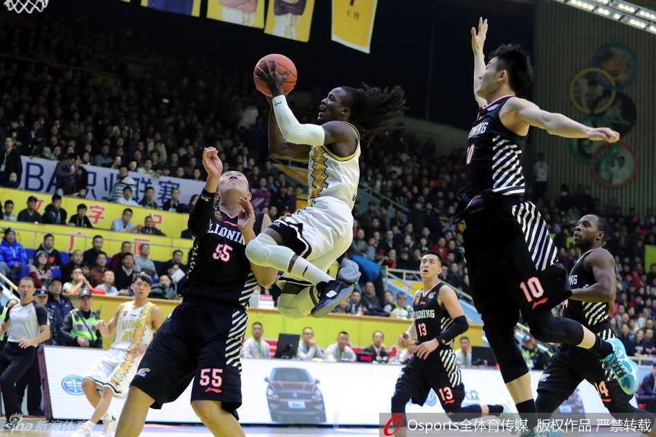 辽宁队的双外援哈德森与兰多夫在场上相互呼应，二人心有灵犀的配合是辽宁队攻城拔寨最犀利的武器，让对手防不胜防。