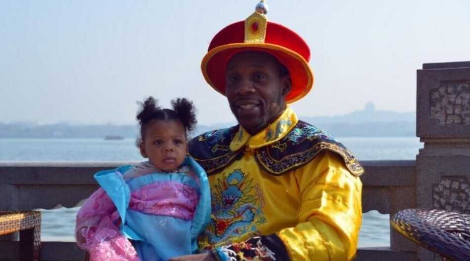 哈德森龙袍加身全家福 辽篮之神中国年味浓 两个混血小宝贝穿着精致的中国风服装,大女儿抱着小女儿,在摄影师的镜头前摆出萌萌的姿势,眼神里充满对这个世界的好奇